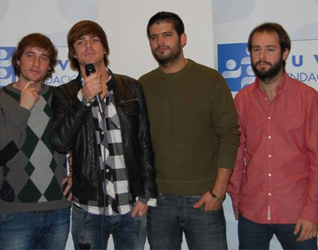 Melocos, padrinos de la Fundación IUVE, motivan a los jóvenes al compromiso con los más débiles.