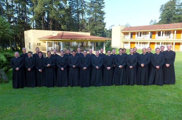 Foto del grupo de sacerdotes que hicieron el bimestre de renovación.