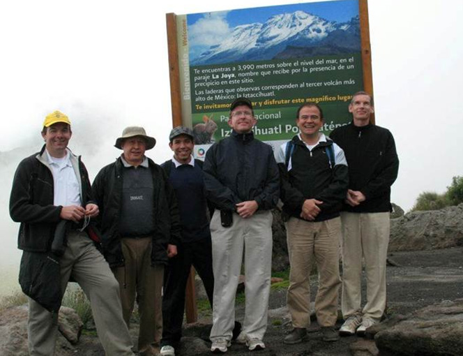 Algunos padres durante un paseo a al Parque Nacional Iztaccíhuatl – Popocatépetl.