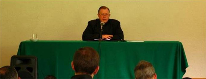 El P. Eduardo Robles-Gil, instructor de la renovación para sacerdotes, durante una de las pláticas sobre la vida religiosa en la Legión de Cristo.