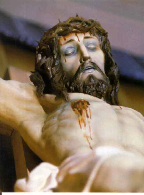Cristo Rey en la cruz.
