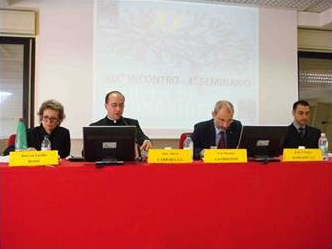 Expositores de la mesa redonda del 19º encuentro del “Grupo de Neurobioética”: (de izq. a der.) Dra. Lucilla Bossi, H. Alberto Carrara, L.C., Prof. Massimo Gandolfini y Dr. Riccardo Carrara.