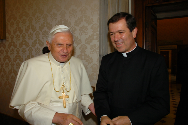 El P. Álvaro Corcuera, director general de los Legionarios de Cristo desde enero 2005, con Su Santidad Benedicto XVI.