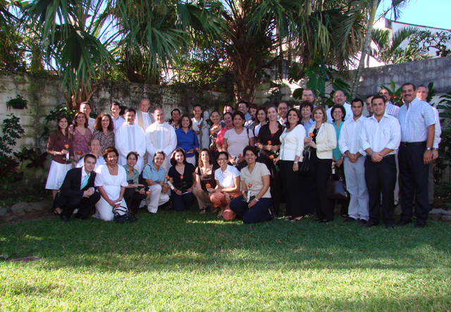 La primera comunidad de legionarios de Cristo acompañados por algunos miembros del Movimiento <i>Regnum Christi</i> de El Salvador.