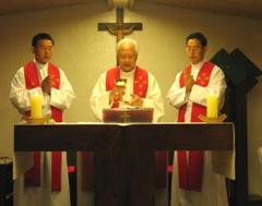 En la capilla del arzobispado, concelebran con el Card. Nicholas Cheong-Jin-Suk los PP. Mathías y Alexander Kim, LL.CC.