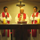 En la capilla del arzobispado, concelebran con el Card. Nicholas Cheong-Jin-Suk los PP. Math&iacute;as y Alexander Kim, LL.CC.