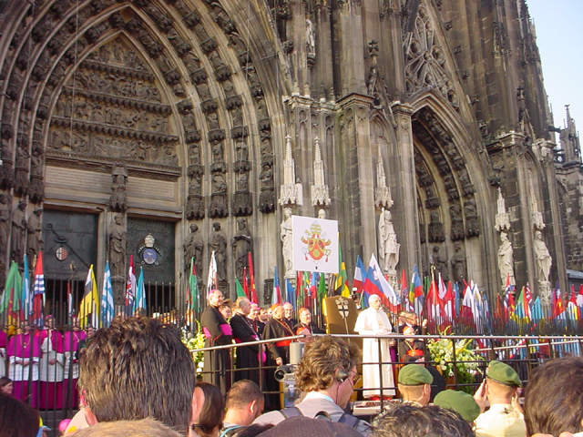 El Papa Benedicto XVI se dirige a los jóvenes afuera de la catedral de Colonia, durante la Jornada Mundial de la Juventud 2005.
