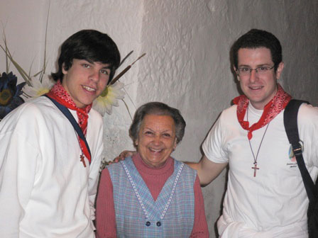 Jóvenes misioneros visitando casa