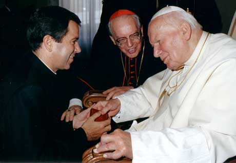 El P. Álvaro Corcuera saluda al Santo Padre Juan Pablo II, junto al Card. Giovanni Battista Re, Prefecto de la Congregación para los Obispos