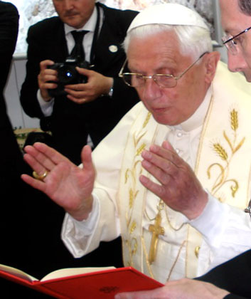 Benedicto XVI bendiciendo