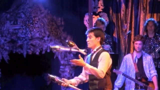 Paul Ponce Juggling