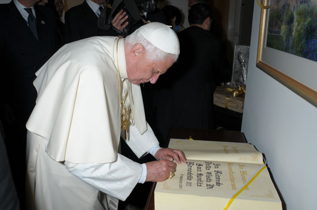 El Papa firma el libro de oro