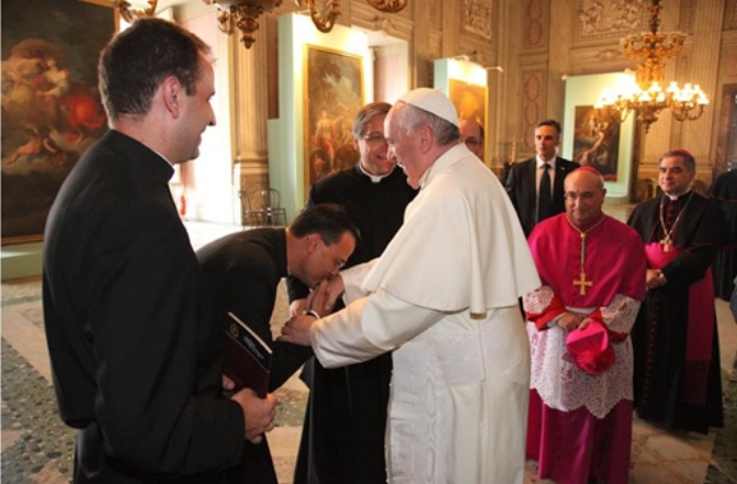Father Francisco Elizalde LC meets with the pope.