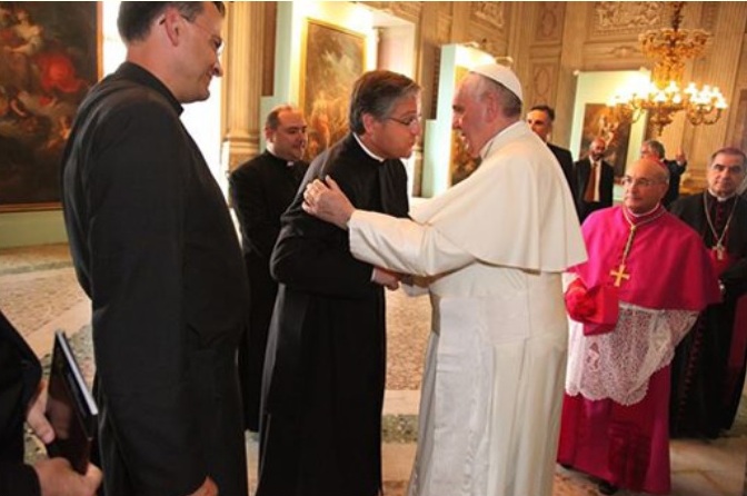 Father Juan Sabadell LC greets the Pope