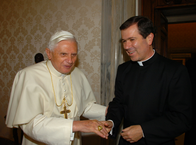 Pope Benedict XVI receives Fr Alvaro Corcuera, LC, in private audience on June 16, 2006 (© L'Osservatore Romano).
