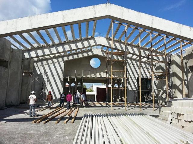 Putting on the roof in Mexico parish