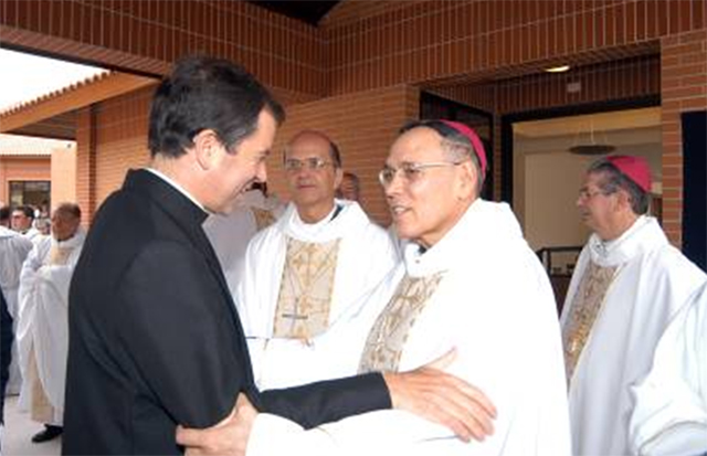 Uno de los obispos saluda al P. Álvaro Corcuera, L.C., antes de la misa de inauguración.