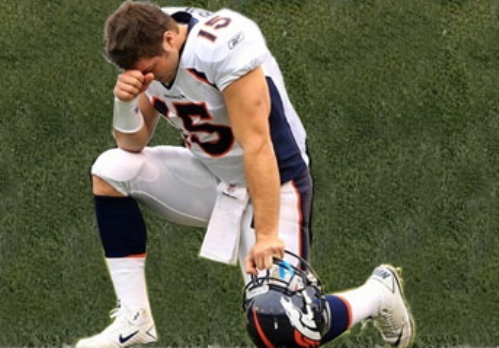 Tim Tebow praying