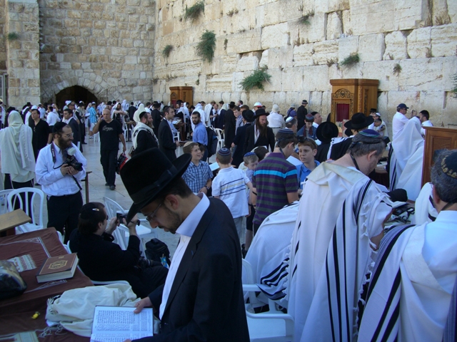 wailing wall men side