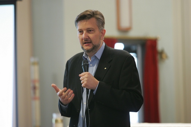Andreas speaks to students