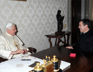 Su Santidad Benedicto XVI renueva a los Legionarios de Cristo, a los miembros del Movimiento Regnum Christi y a cuantos les son cercanos espiritualmente, su solidaridad y su plegaria en estos momentos delicados.