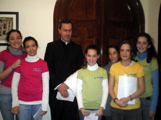 El P. Jesús María Delgado, L.C., director territorial de España, con chicas del Club Ancora.