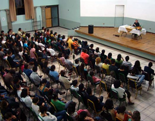 El P. Ángel Espinosa de los Monteros impartiendo una conferencia sobre el matrimonio, en Costa Rica.