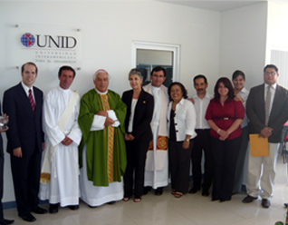 Mons. Rafael Romo con el diácono Pedro Castañera, L.C., y con personal del sistema UNID. También está presente el P. Carlos Castillo, secretario particular del Sr. Arzobispo.