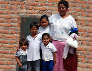 Blanquita con sus hermanos y su mamá.