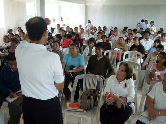 Alejandro Pinelo, miembro consagrado del Regnum Christi y director de pastoral de la Prelatura de Cancún-Chetumal, dirige una plática durante el encuentro.