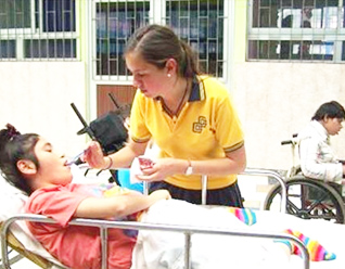 Alumna del Cumbres de Santiago compartiendo unos minutos de amor y generosidad.