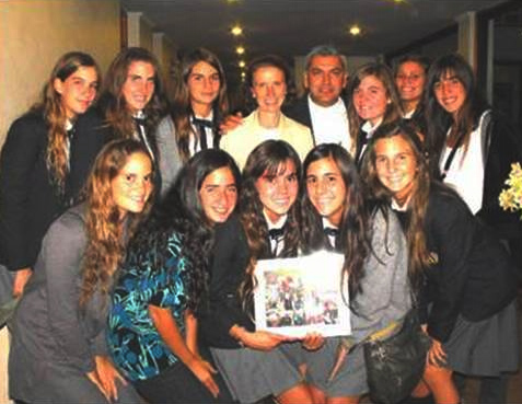 El P. Alejandro Ruiz con Araceli Delgado y algunas alumnas de cuarto medio.