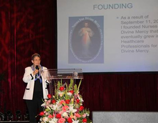 Marie Romagnano explica cómo se fundó su ministerio de profesionales que trabajan en el cuidado de salud incorporando el mensaje de la Divina Misericordia.