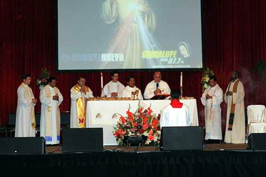 La misa presidida por el P. Fernando Suárez y concelebrada con otros sacerdotes participantes en el congreso.