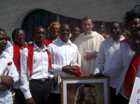El P. Julen Durodie, L.C., con algunos miembros del Movimiento Regnum Christi de Costa de Marfil.