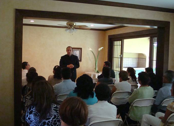 El P. Eloy Bedia, L.C., durante la bendición del nuevo “Centro Misión” en Costa Rica.