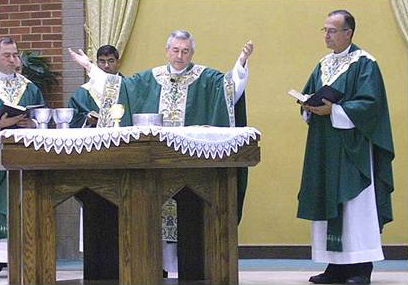 Mons. Ronald Gainer, obispo de Lexington, preside la misa de clausura del congreso. Concelebran los padres Emilio Díaz-Torre, L.C. (derecha), y Walter Schu, L.C. (último a la izquierda).