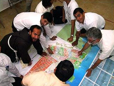 Algunos sacerdotes del decanato de la prelatura, delimitan los territorios parroquiales en el mapa oficial.