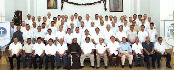 Participantes de la semana de formación permanente. Mons. Pedro Pablo Elizondo, L.C., obispo de la prelatura, se encuentra en el centro, en la última fila.