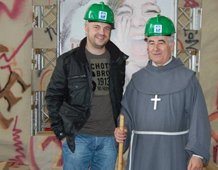 Javi Nieves junto con el Hno. Isidoro Macías, conocido como "Padre Patera".