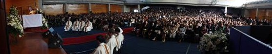 Vista general del gimnasio donde se desarrolló la misa y donde asistieron familiares y alumnos del colegio.