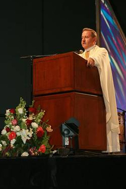 El P. Mariano De Blas, L.C. durante la homilía de la misa de clausura.