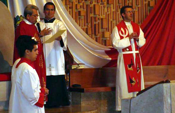 El P. Luis Acosta, vicario para la vida religiosa en Xalapa, presidió la misa de clausura. Concelebró con él el P. Miguel Romeo, L.C. El maestro de ceremonias fue César, evangelizador de tiempo completo, y los acólitos fueron Caballeros del Altar.