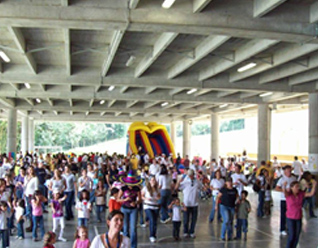 Las familias del Colegio Cumbres de Medellín durante la clase de baile.