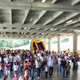 Las familias del Colegio Cumbres de Medell&iacute;n durante la clase de baile.