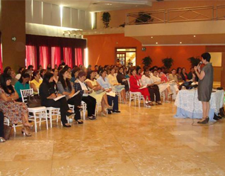 La Sra. Pilar Du Solier, miembro del Regnum Christi, imparte una conferencia ante un auditorio de 150 mujeres.