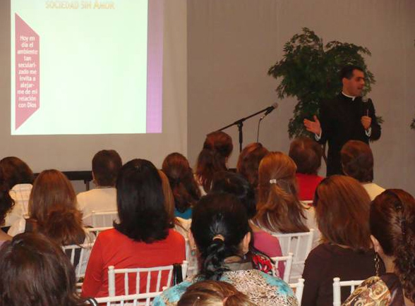 El P. Alejandro Arias, L.C., durante su conferencia en el curso “Despierta, mujer dormida”.