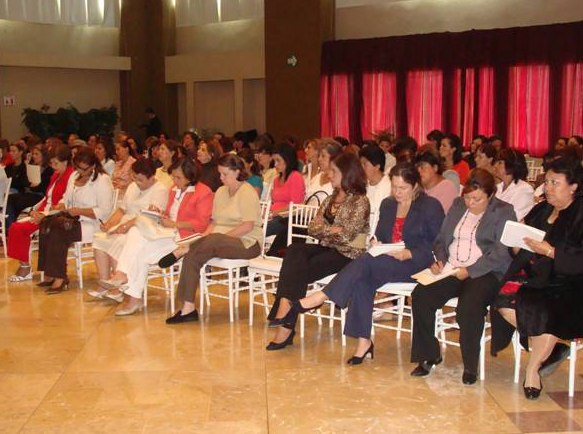 Las señoras, la mayoría de ellas madres de familia, pudieron reflexionar en temas centrales como el amor en familia y la necesidad de formarse en la fe para transmitirla también en familia.