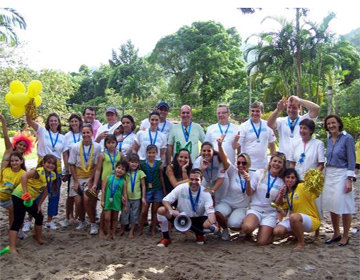 El equipo organizador del evento con Carola Miller y Bertha del Toro, consagradas del Regnum Christi.