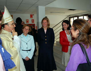 Mons. D. Fidel Herráez, obispo auxiliar de Madrid, con las señoritas consagradas del Regnum Christi y profesoras del Colegio Highlands El Encinar.